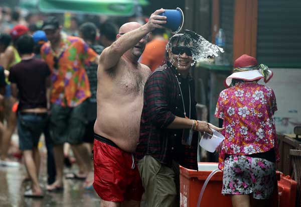ประมวลภาพเล่นน้ำสงกรานต์ 2558...สาดกันมันส์ ชุ่มฉ่ำทั่ว กทม.