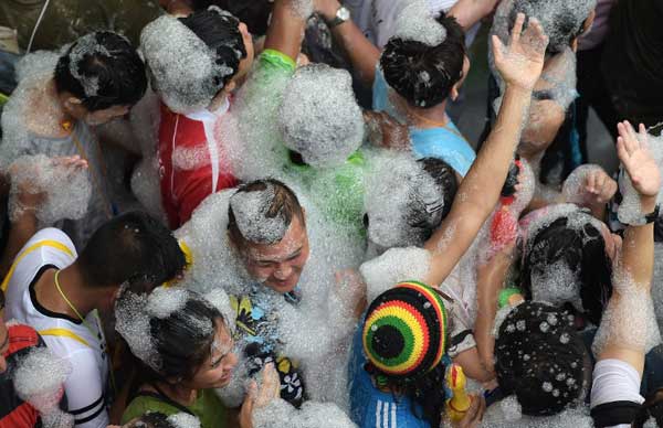 ประมวลภาพเล่นน้ำสงกรานต์ 2558...สาดกันมันส์ ชุ่มฉ่ำทั่ว กทม.