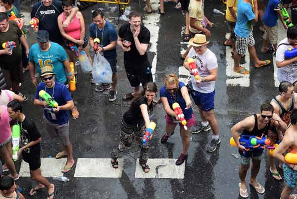 ประมวลภาพเล่นน้ำสงกรานต์ 2558...สาดกันมันส์ ชุ่มฉ่ำทั่ว กทม.