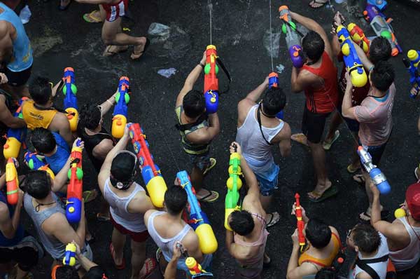 ประมวลภาพเล่นน้ำสงกรานต์ 2558...สาดกันมันส์ ชุ่มฉ่ำทั่ว กทม.