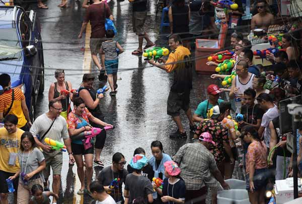 ประมวลภาพเล่นน้ำสงกรานต์ 2558...สาดกันมันส์ ชุ่มฉ่ำทั่ว กทม.