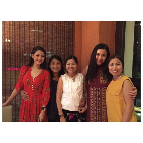 ณเดชน์ ญาญ่า พร้อมครอบครัว ร่วมดินเนอร์สุขสันต์ พร้อมเต้นรำเฮฮาณเดชน์ ญาญ่า พร้อมครอบครัว ร่วมดินเนอร์สุขสันต์ พร้อมเต้นรำเฮฮา