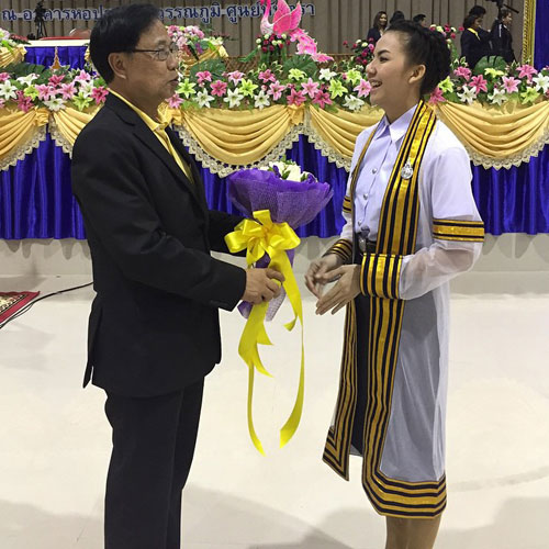 จ๊ะ อาร์สยาม เป็นปลื้ม สวมชุดครุยซ้อมรับปริญญา