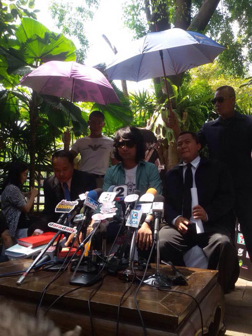 เสก โลโซ เปิดบ้านโต้ข่าวหลบหนีหมายเรียก