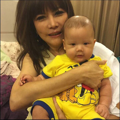 น้องแม็กซ์เวลล์ ซาร่า ถ่ายภาพกับครอบครัวไมค์ อบอุ่นจังเลย  