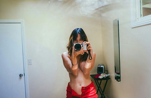 ซาร่า มาลากุล โชว์เซลฟี่หน้ากระจก อวดอกตู้ม ให้ได้ดูกันอีกแล้ว