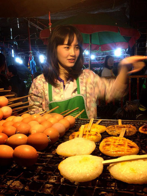 ชาวเน็ตฮือฮา แม่ค้าข้าวจี่สวยปิ๊ง หน้าใสใจละลาย ลูกค้าติดตรึม