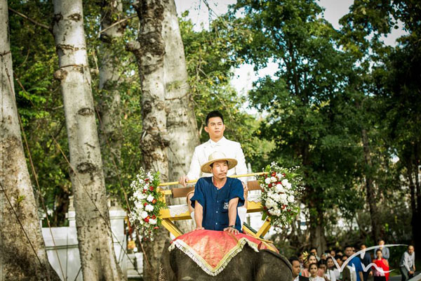 ชมภาพชุดงานหมั้น กระแต หลุยส์ งดงามแบบล้านนา ขบวนขันหมากสุดยิ่งใหญ่