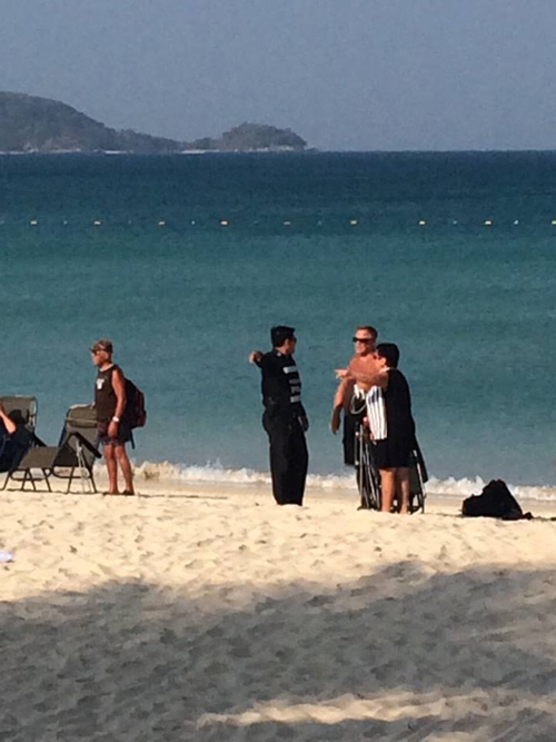 นักท่องเที่ยวนั่งสะอื้นริมหาดป่าตอง ตำรวจไล่ห้ามกางเตียงอาบแดด