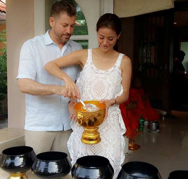 สุดซึ้ง น้ำฝน กุณณัฏฐ์ ควงแฟนหนุ่มฝรั่งเข้าสู่ขอจากคุณแม่ที่กำลังป่วย