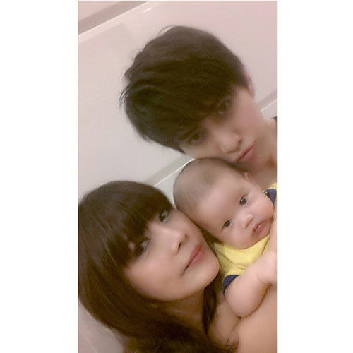 น้องแม็กซ์เวลล์ ซาร่า ถ่ายภาพกับครอบครัวไมค์ อบอุ่นจังเลย  