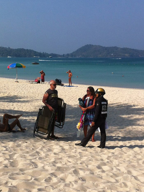 นักท่องเที่ยวนั่งสะอื้นริมหาดป่าตอง ตำรวจไล่ห้ามกางเตียงอาบแดด