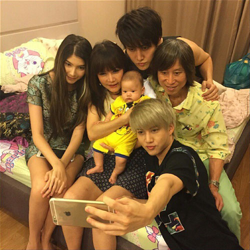 น้องแม็กซ์เวลล์ ซาร่า ถ่ายภาพกับครอบครัวไมค์ อบอุ่นจังเลย