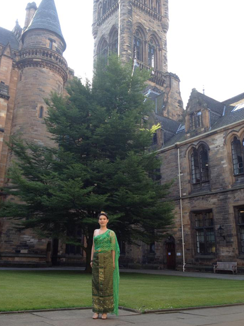 ดีงาม ! สาวไทยคนเก่งใส่ชุดไทยรับปริญญาเอกที่ต่างประเทศ