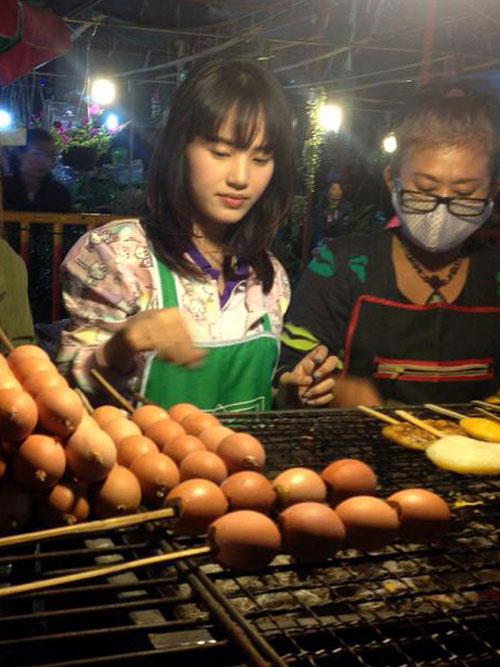 ชาวเน็ตฮือฮา แม่ค้าข้าวจี่สวยปิ๊ง หน้าใสใจละลาย ลูกค้าติดตรึม