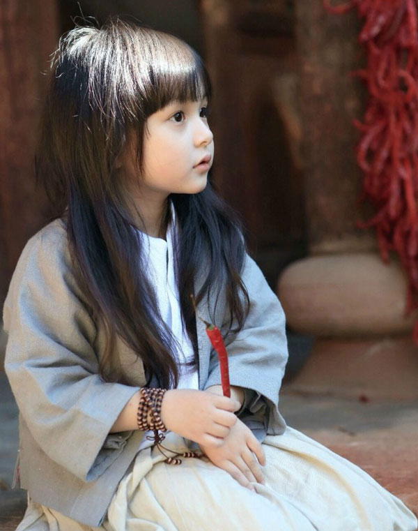 หลิวฉู่เถียน วัย 5 ขวบ อวดเสน่ห์แสนน่ารักในชุดจีนโบราณ หลิวฉู่เถียน วัย 5 ขวบ อวดเสน่ห์แสนน่ารักในชุดจีนโบราณ