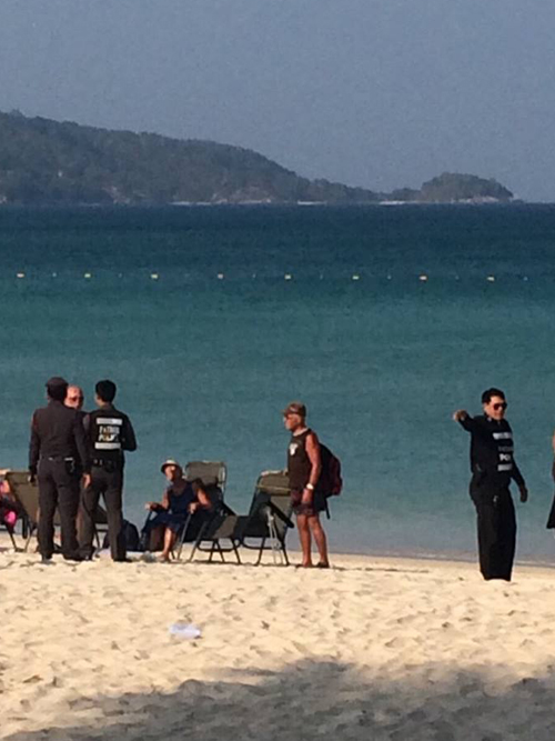นักท่องเที่ยวนั่งสะอื้นริมหาดป่าตอง ตำรวจไล่ห้ามกางเตียงอาบแดด