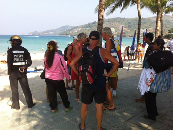 นักท่องเที่ยวนั่งสะอื้นริมหาดป่าตอง ตำรวจไล่ห้ามกางเตียงอาบแดด