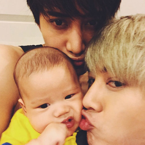 น้องแม็กซ์เวลล์ ซาร่า ถ่ายภาพกับครอบครัวไมค์ อบอุ่นจังเลย