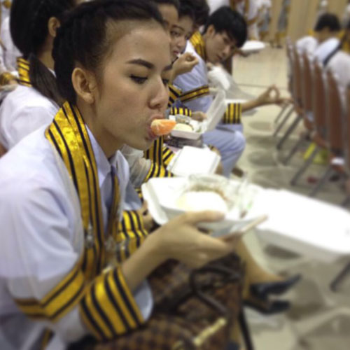 จ๊ะ อาร์สยาม เป็นปลื้ม สวมชุดครุยซ้อมรับปริญญา