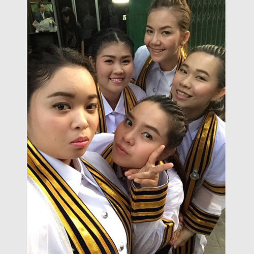 จ๊ะ อาร์สยาม เป็นปลื้ม สวมชุดครุยซ้อมรับปริญญา