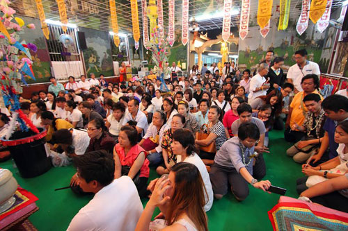 ประเพณีตักบาตรเที่ยงคืน วันเป็งปุ๊ด เชียงใหม่คึกคัก