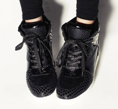 รองเท้าผ้าใบส้นสูง