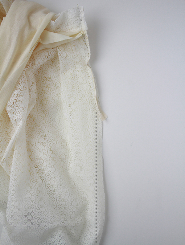 กระโปรงพลีทลูกไม้