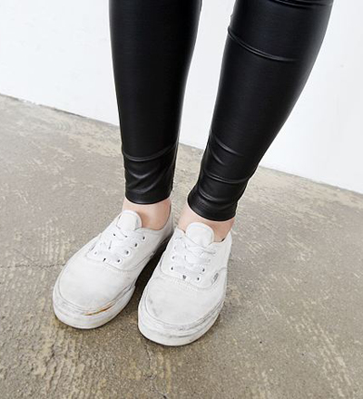 รองเท้าผ้าใบผู้หญิงสีขาว