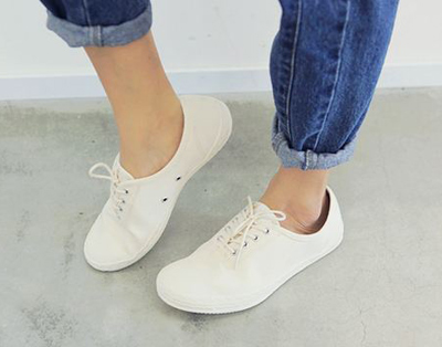 รองเท้าผ้าใบผู้หญิงสีขาว