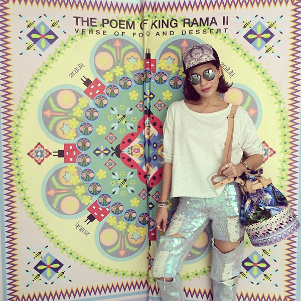 กางเกงยีนส์ปักเลื่อม