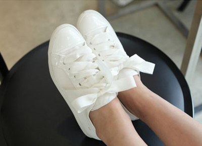 รองเท้าผ้าใบผู้หญิงสีขาว