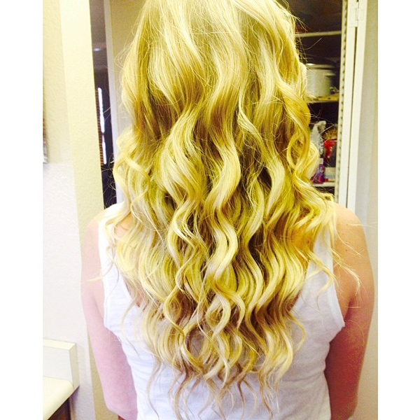 ม้วนผมด้วยที่ม้วนผมไฟฟ้า