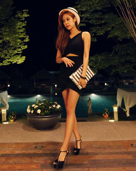 ชุดเดรสโชว์หน้าท้อง