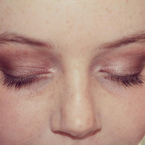 วัยรุ่นฝรั่งแต่งหน้า