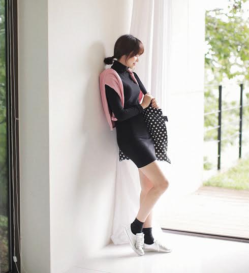 รองเท้าผ้าใบสีขาว