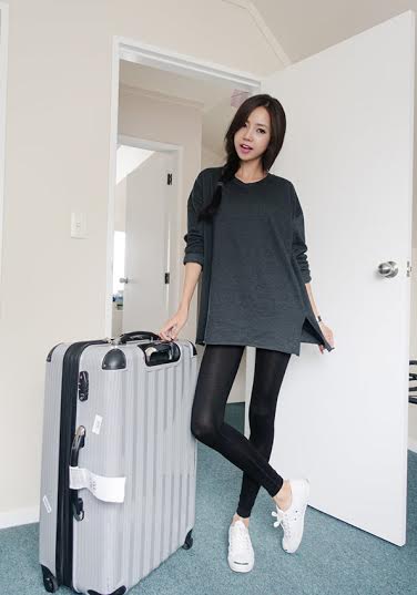 รองเท้าผ้าใบสีขาว