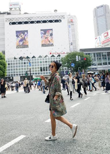 รองเท้าผ้าใบสีขาว