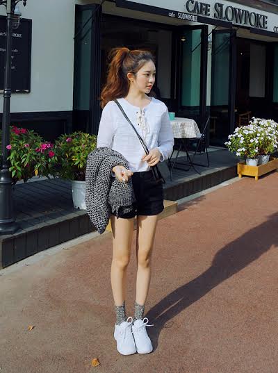 รองเท้าผ้าใบสีขาว