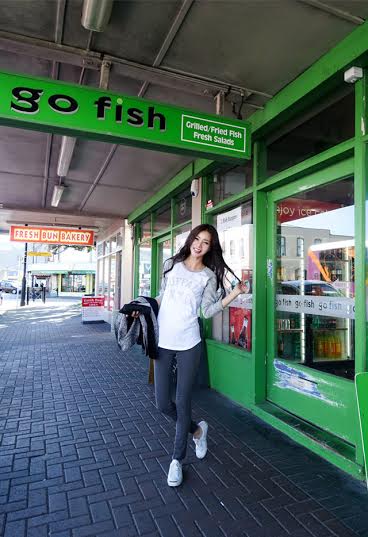 รองเท้าผ้าใบสีขาว