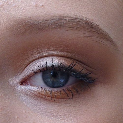 วัยรุ่นฝรั่งแต่งหน้า