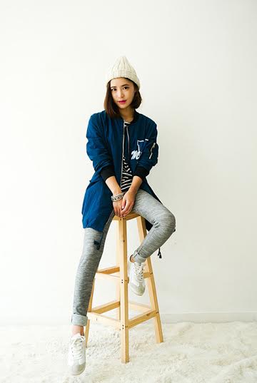 รองเท้าผ้าใบสีขาว