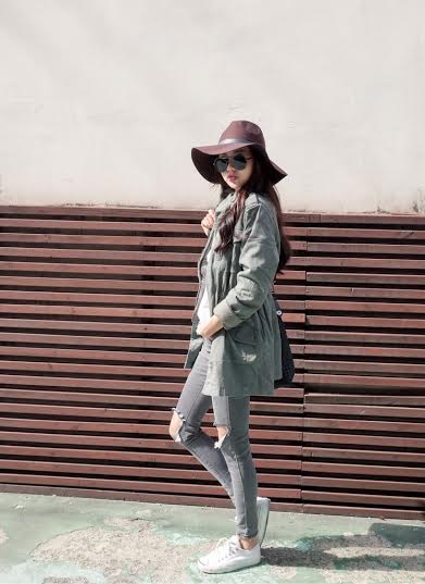 รองเท้าผ้าใบสีขาว