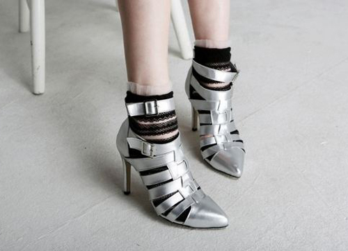 ถุงเท้ากับรองเท้าส้นสูง