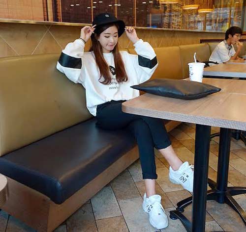 รองเท้าผ้าใบสีขาว