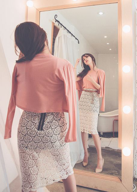 กระโปรงลูกไม้ใส่กับเสื้อแบบไหน 