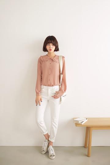 รองเท้าผ้าใบสีขาว