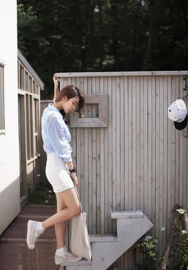 รองเท้าผ้าใบสีขาว