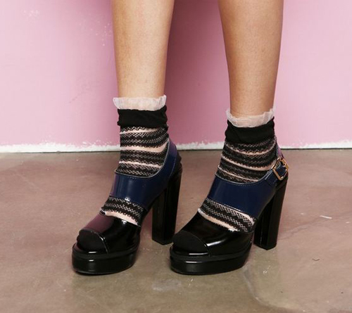 ถุงเท้ากับรองเท้าส้นสูง