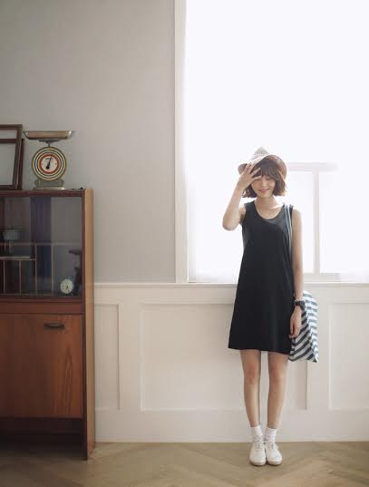 รองเท้าผ้าใบสีขาว